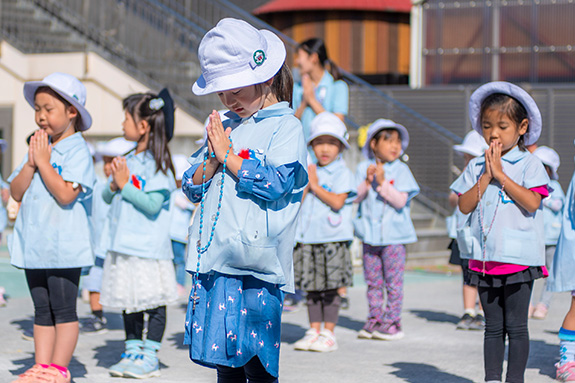 写真：お祈りしている子どもたち