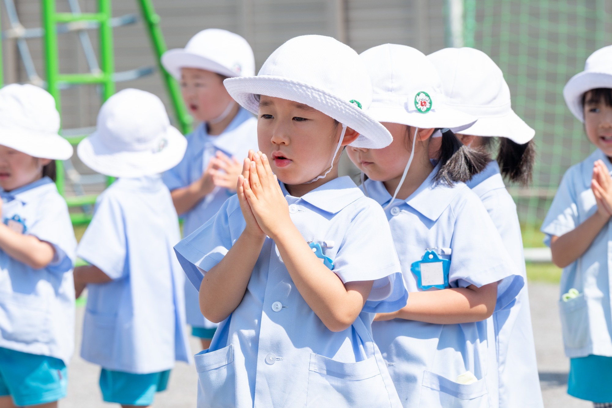 写真：お祈りしている子どもたち